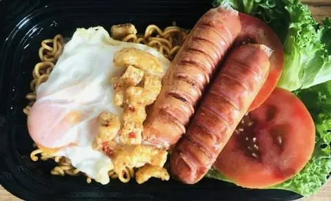 Hình ảnh mì trộn milike +trứng chiên +xúc xích 
