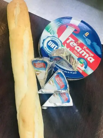 Hình ảnh Bánh mì que Phô mai chà bông