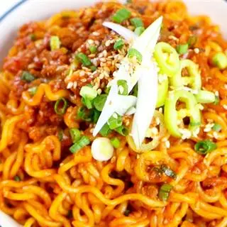 Hình ảnh Mì trộn thịt bằm trứng cút phô mai cay