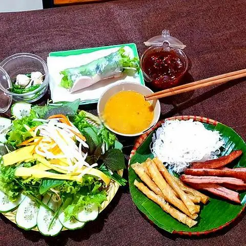 Hình ảnh Nem nướng cuốn rau