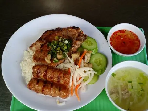 Hình ảnh Cơm sườn nem nướng 