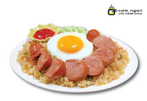 Hình ảnh cơm ốp la xúc xích đức