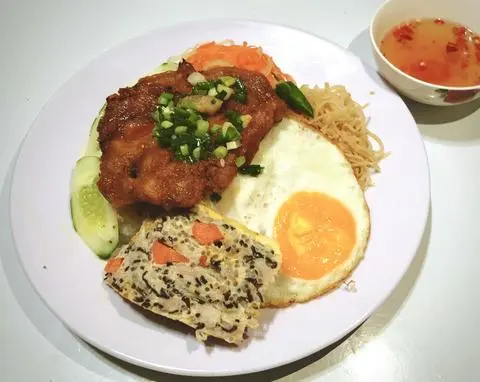 Hình ảnh Cơm Sườn Chả Trứng