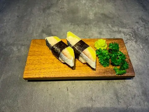 Hình ảnh Sushi cá ép trứng vàng - A5