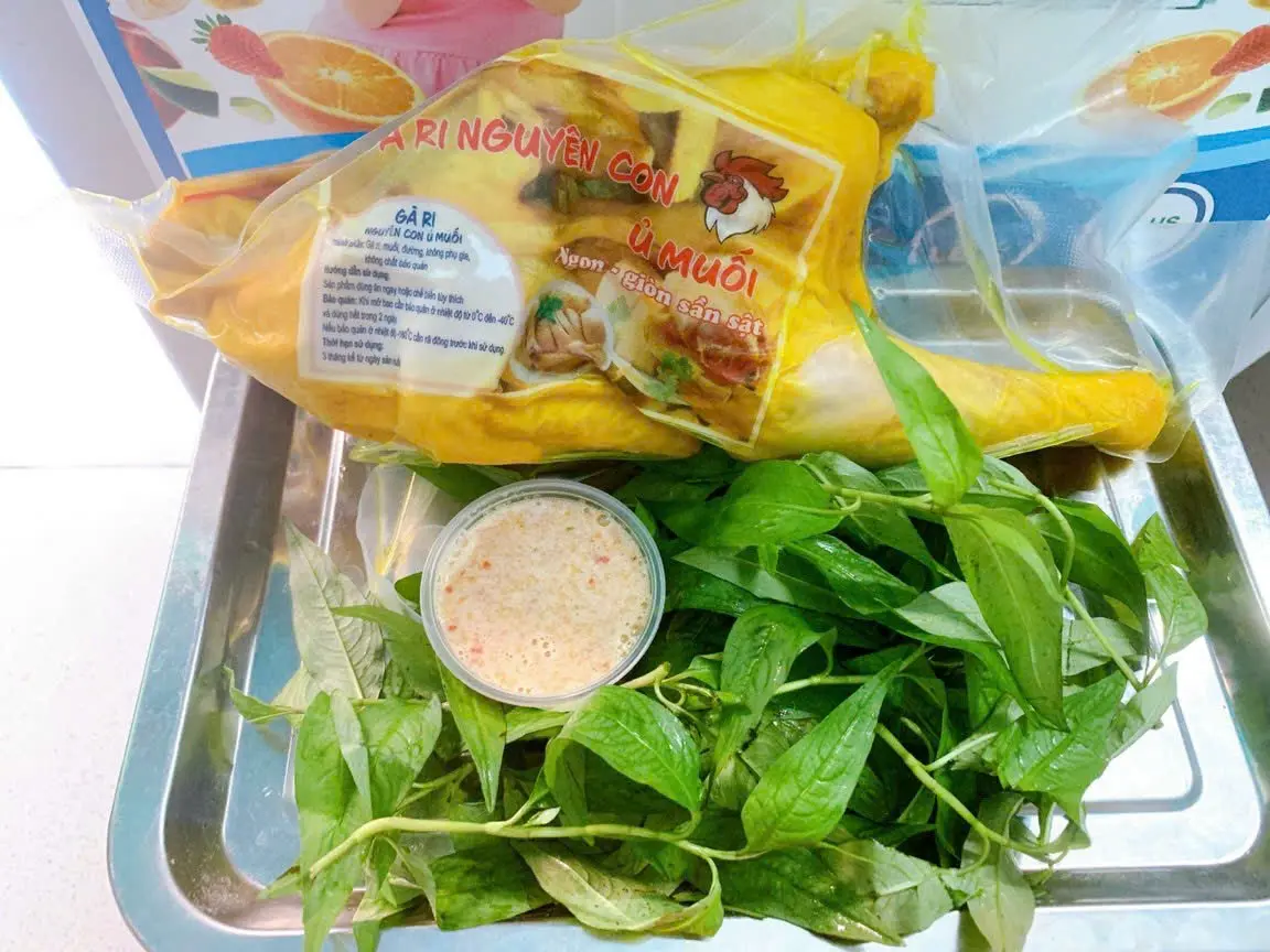 Hình ảnh Gà Ủ Muối Nguyên Con ( không đầu không chân ) - Nước chấm đặc biệt - Rau
