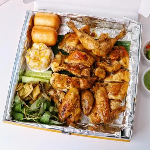 Hình ảnh Gà Nướng Xốt Tiêu -  Gà Nguyên Con