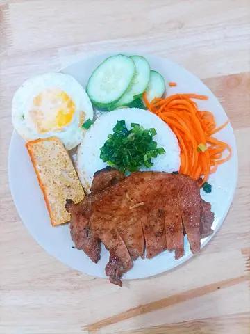 Hình ảnh Cơm tấm sườn chả ốp la