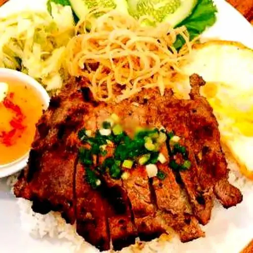 Hình ảnh Cơm Tấm Sườn Nướng + Trứng Ốp La