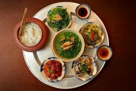 Hình ảnh Mâm cơm Chợ Rồng