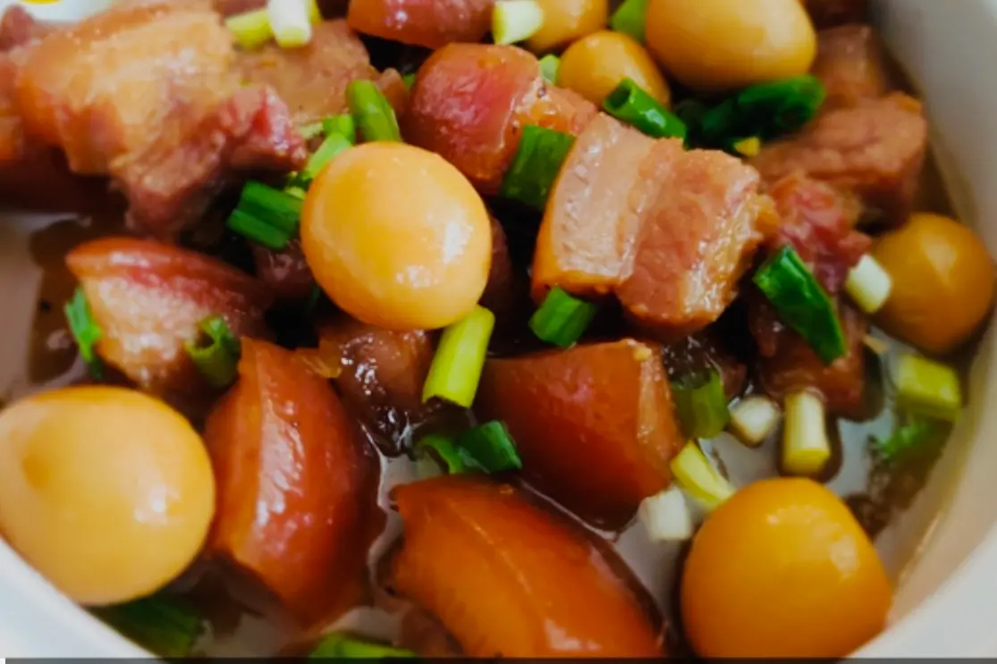 Hình ảnh Cơm thịt kho đậu hủ trứng cút nước dừa tươi