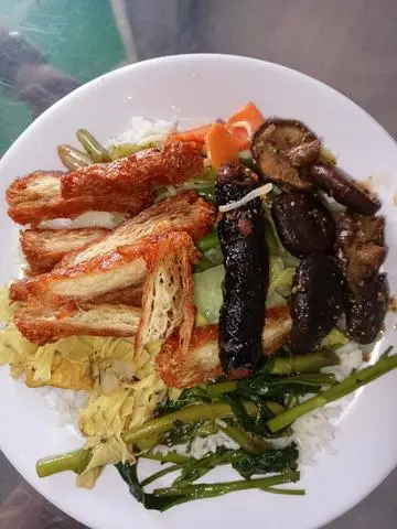 Hình ảnh cơm. sườn. tàu hủ ki. đậu hủ kho. nấm. cá kèo. 3 món xào...