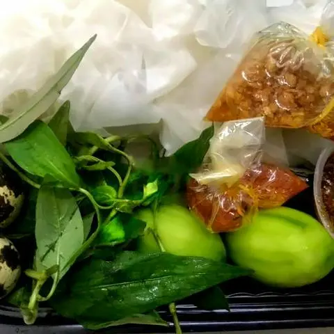 Hình ảnh Bánh Tráng Phơi Sương Chấm Sốt Siêu Cay