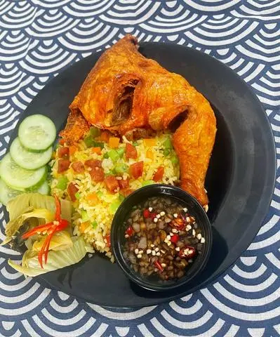 Hình ảnh Cơm chiên Dương Châu + Gà xối mỡ góc tư
