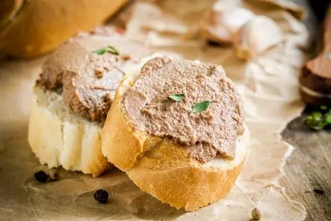 Hình ảnh Bánh mì pate thêm