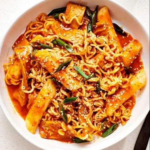 Hình ảnh Mì Trộn Tokbokki (Bánh Gạo) Xúc Xích 