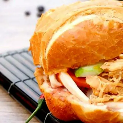 Hình ảnh Bánh mì gà xé