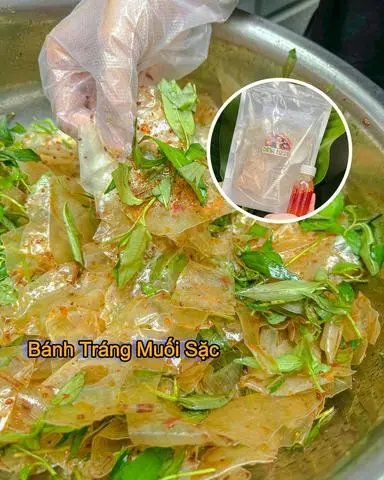 Hình ảnh Bánh tráng muối sặc trộn sẵn 2 trứng dạng cay