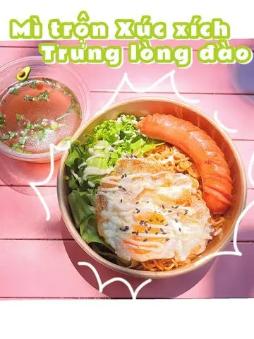 Hình ảnh Mì trộn xúc xích trứng