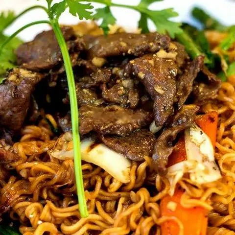 Hình ảnh Mì Xào Trứng Xúc Xích
