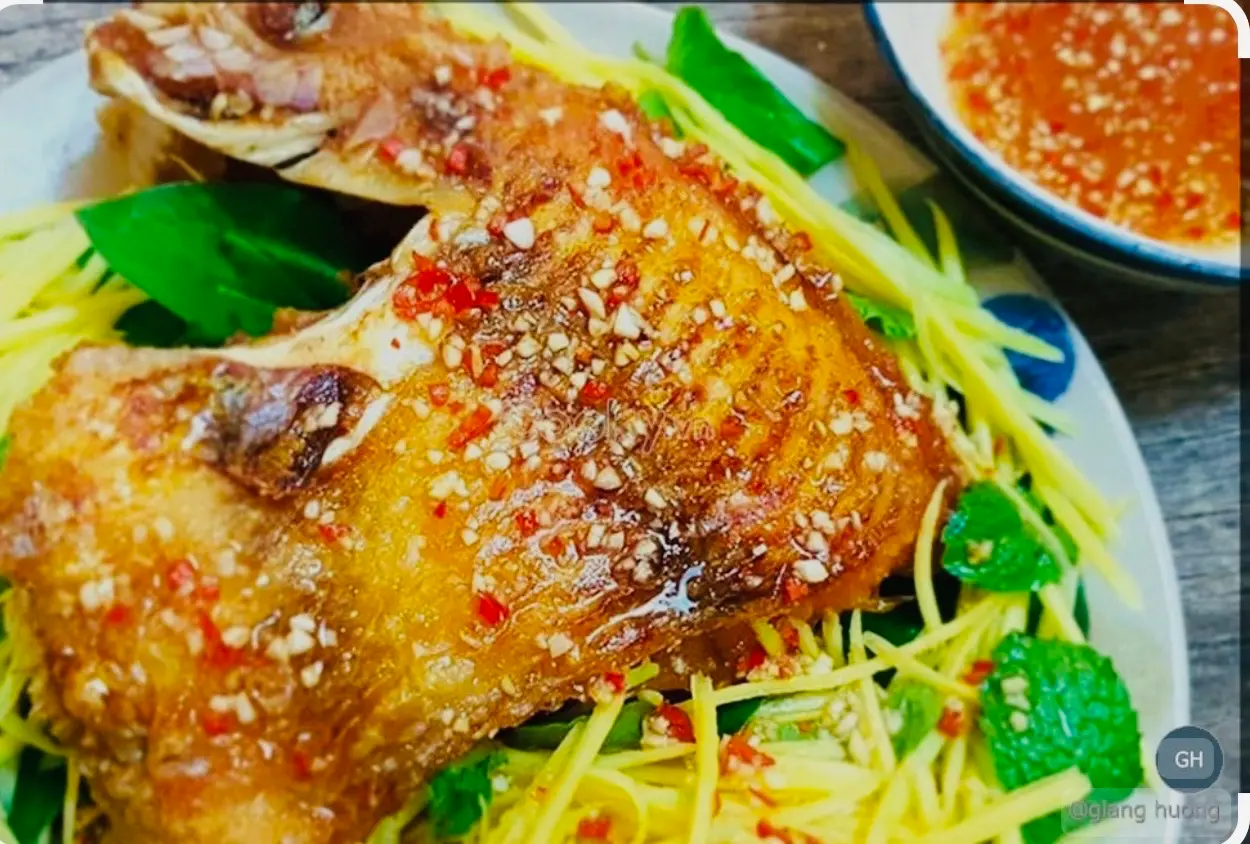 Hình ảnh Cơm cá điêu hồng chiên rau sống