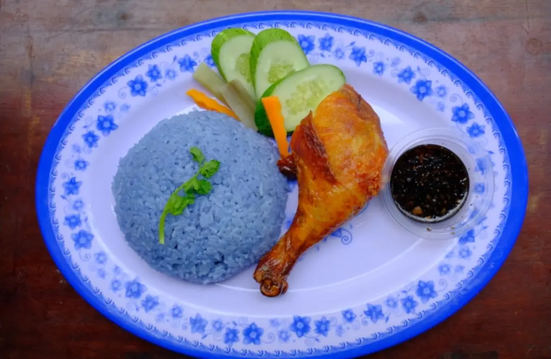 Hình ảnh Cơm gà quay đậu biếc Sốt Xí Muội (Phần Nhỏ)