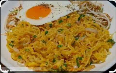 Hình ảnh mì gói xào + Bò + Trứng