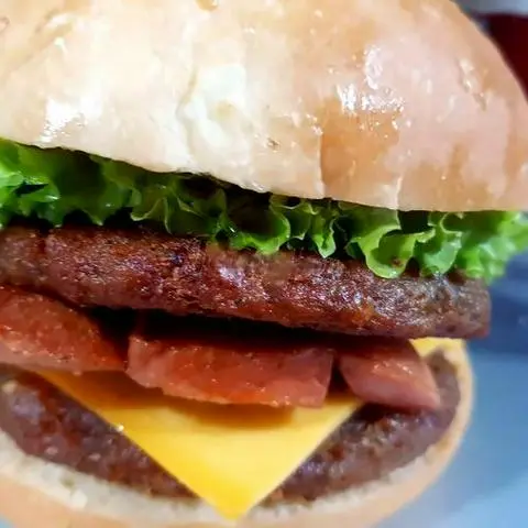 Hình ảnh Hamburger gà miếng 2 tầng + phô mai + xúc xích Đức