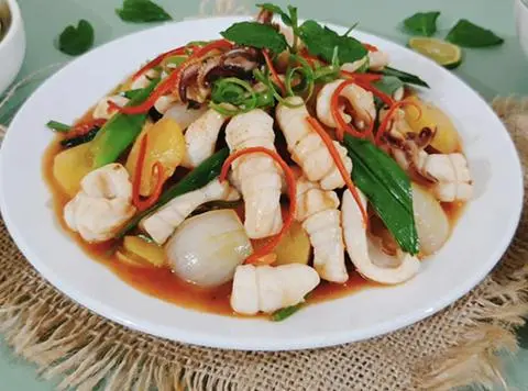 Hình ảnh Mực xào chua ngọt + canh