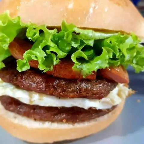Hình ảnh Hamburger gà miếng 2 tầng + xúc xích Đức