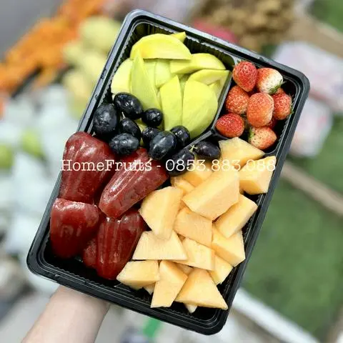 Hình ảnh Khay mix siêu lớn: Roi đỏ, dưa vàng, xoài, dâu tây, nho