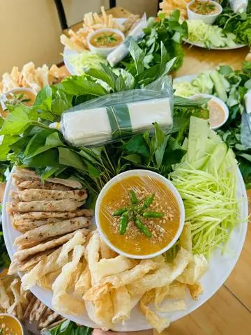 Hình ảnh mẹt chả cá cuốn 
