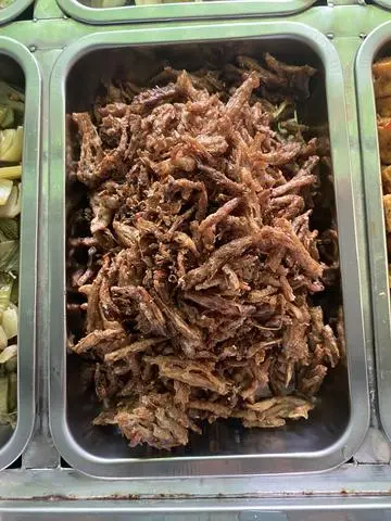 Hình ảnh Cơm sườn non xé sợi sốt chiên giòn 
