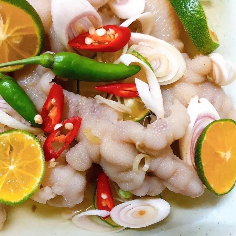 Hình ảnh Chân Gà Rút Xương Ngâm Xả Tắc Phần Lớn