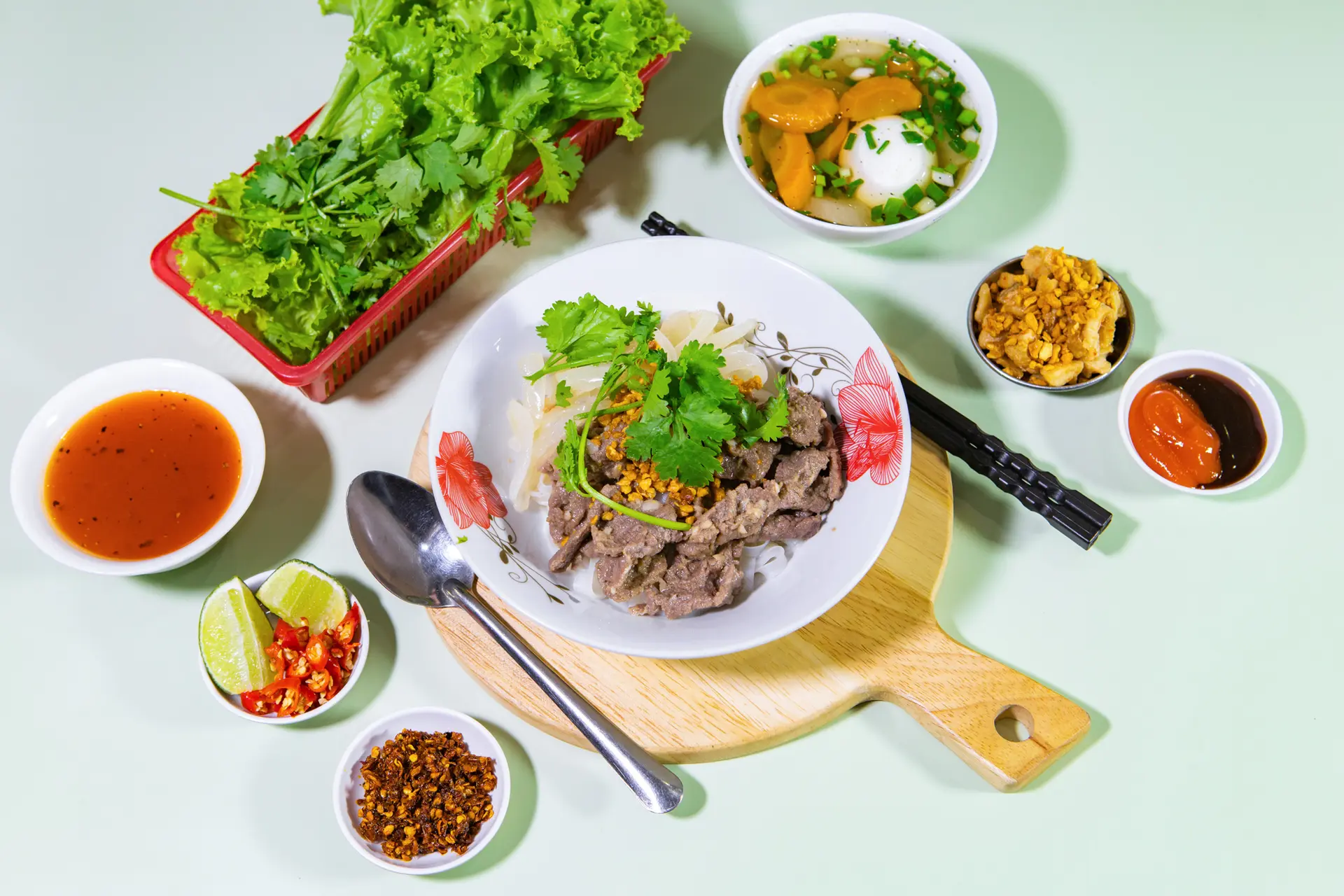 Hình ảnh Hủ tiếu trộn bò sốt tương đen - thường - trứng lòng đào