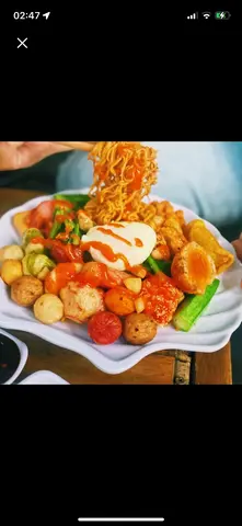 Hình ảnh Mì xào cá viên trứng xúc xích