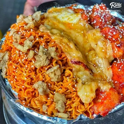 Hình ảnh Mỳ indomie trộn gà viên sốt
