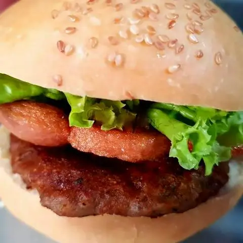 Hình ảnh Hamburger gà miếng + xúc xích Đức
