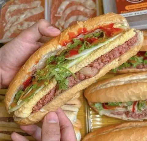 Hình ảnh Bánh Mì Pate Trứng Ốp La
