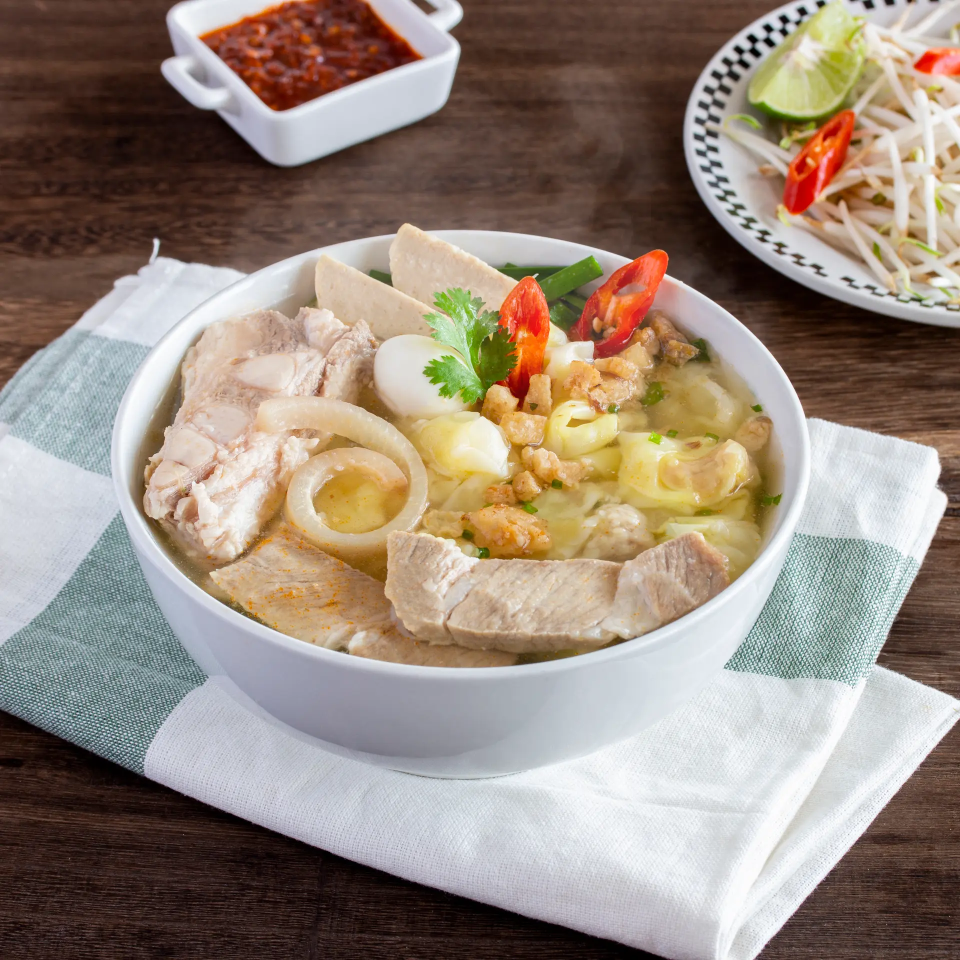 Hình ảnh Hoành thánh thập cẩm sườn sụn