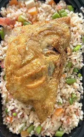 Hình ảnh Cơm chiên dương châu gà