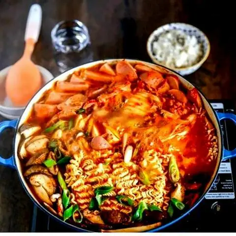 Hình ảnh Budae jjigae - lẩu xúc xích