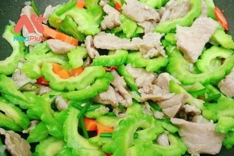 Hình ảnh Cơm khổ qua xào thịt heo
