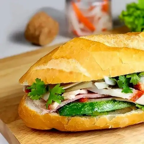 Hình ảnh Bánh mì thịt nguội đặc biệt