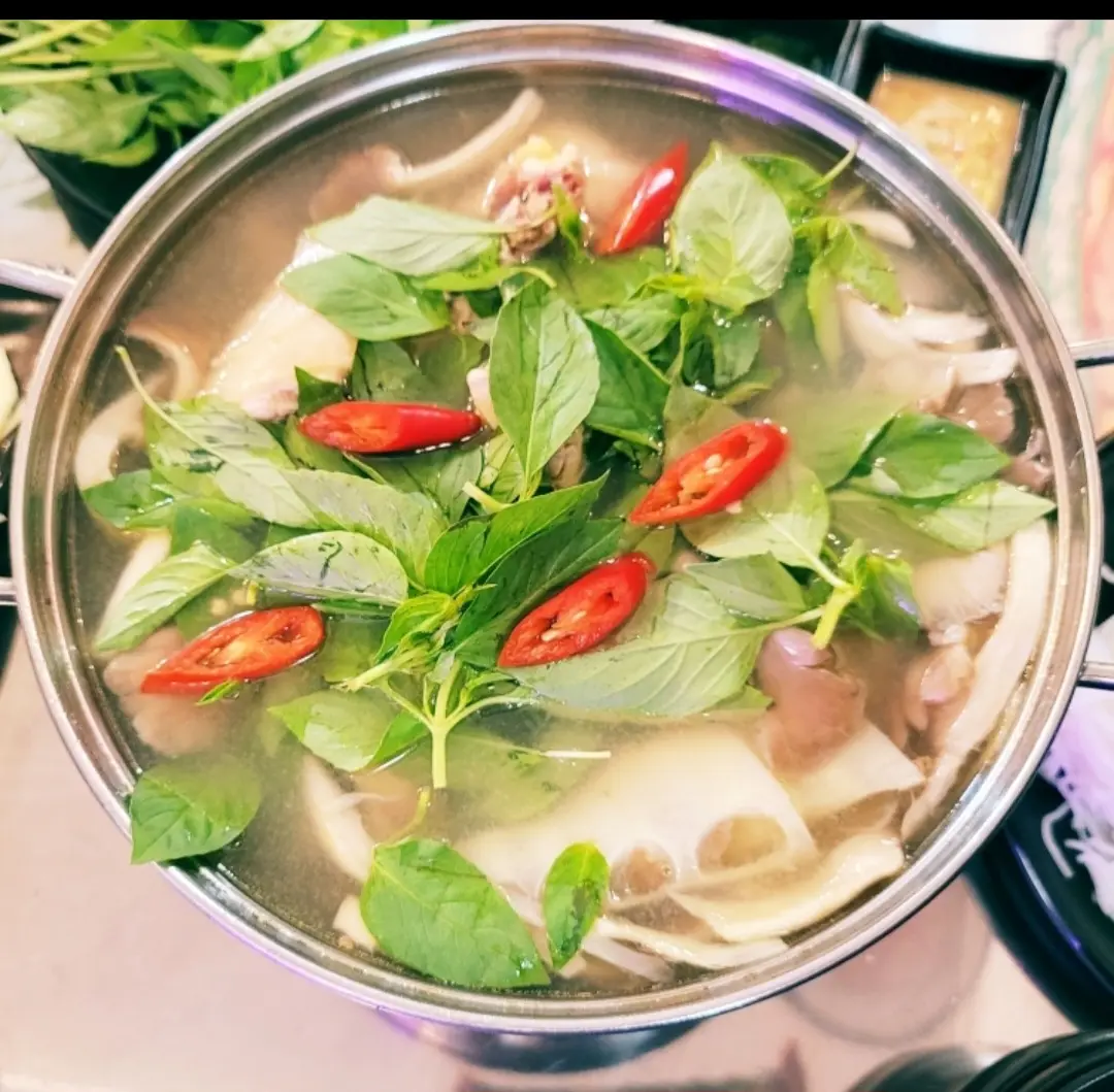 Hình ảnh LẨU GÀ LÁ É PHÚ YÊN ( Gà Ta 400g Lẩu 2 Người )
