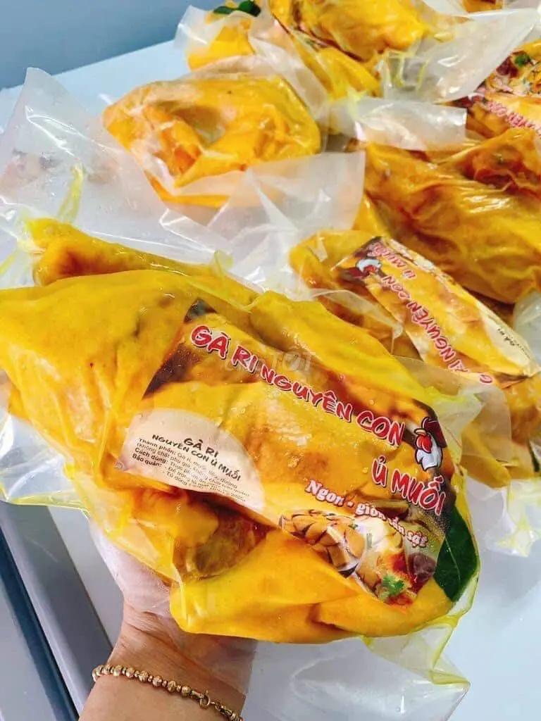 Hình ảnh gà ủ muối nguyên con không Chặt để lạnh kèm nước chấm Hải sản 