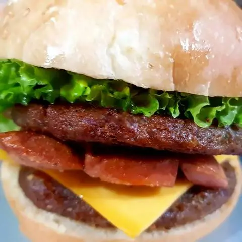 Hình ảnh Hamburger Bò Miếng + Trứng + Xúc Xích Đức