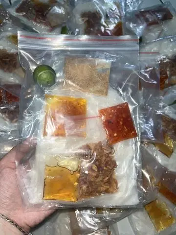 Hình ảnh Bánh tráng dẻo sốt tắc - có hành phi