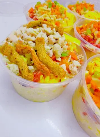 Hình ảnh Cơm Chiên Chả Cá, Thịt, Tép (ST25) Mềm Dẻo + Tặng Sốt Tương Hành Phi