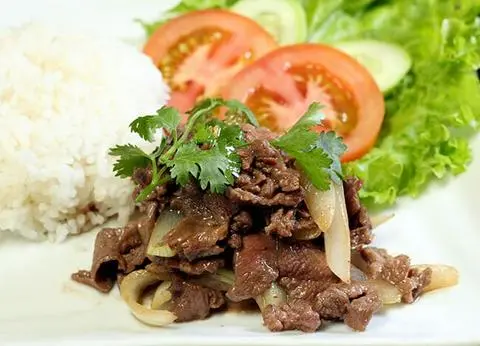 Hình ảnh Cơm Xào Bò Củ Hành Sate