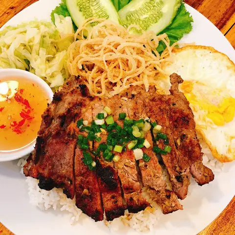 Hình ảnh Cơm thịt nướng + trứng ốp la 